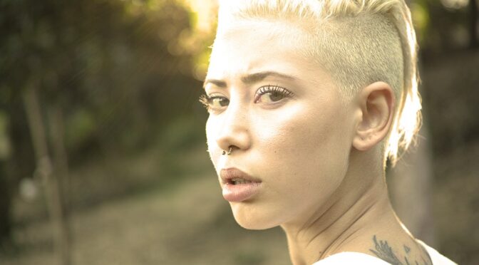 Zniszczona twarz – sińce pod oczami i nieustanne zmęczenie