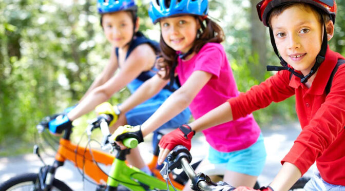 Dziecko na rowerze – jak wyglądać powinna opieka nad nieletnim na dwóch kółkach