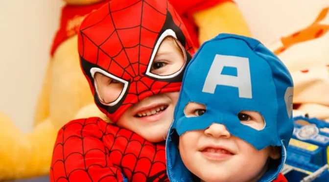 Magia teatru w przedszkolu: Jakie korzyści przynoszą zajęcia teatralne dla maluchów?